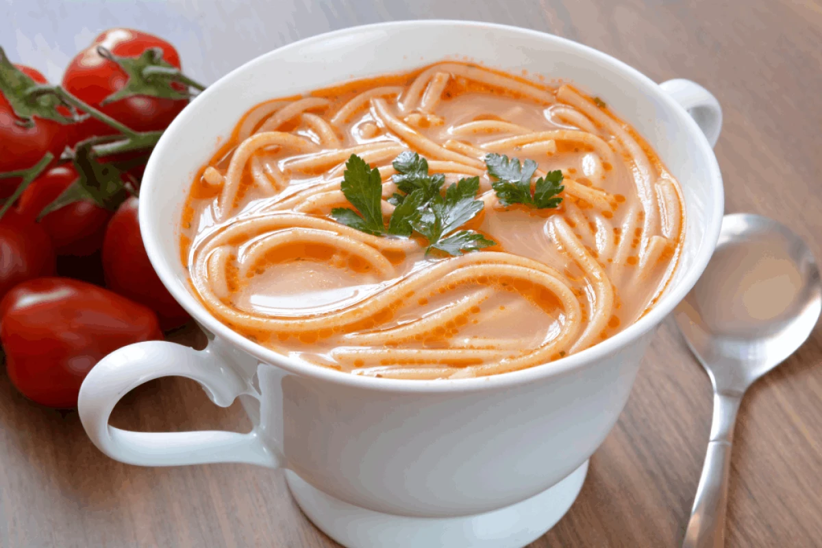 Zupa pomidorowa z makaronem w białym półmisku